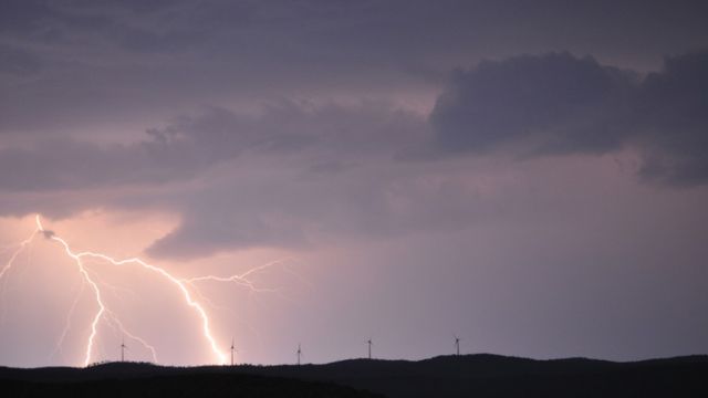 Heavy Rainfall and Severe Thunderstorms to Strike North Texas as Heat Index Soars into the 40s