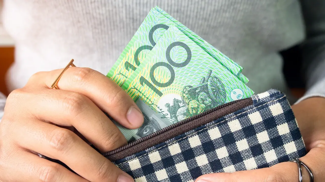 The $890 Centrelink Bonus Explained: Who Gets It and How to Claim?