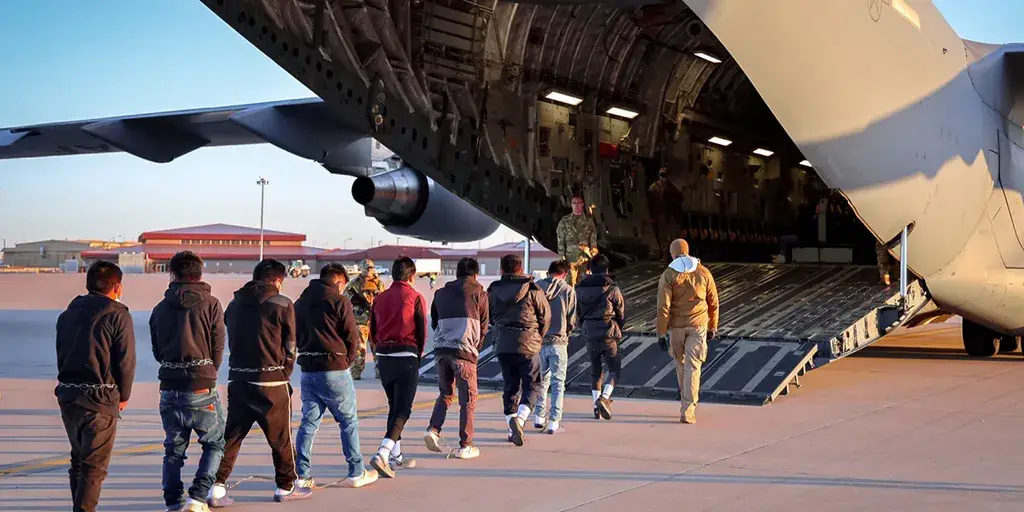 $1,000 ‘Self-Deport’ Flight Departs US as Trump’s Immigration Policy Rolls Out