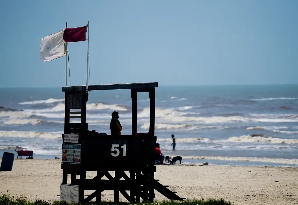 25-Year-Old Houston Woman Drowns in Heartbreaking Incident at Galveston Beach