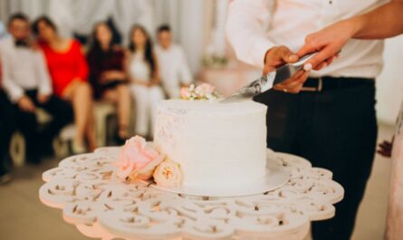 Bride-to-Be Upset After Sister-Baker Says No to Free Wedding Cake