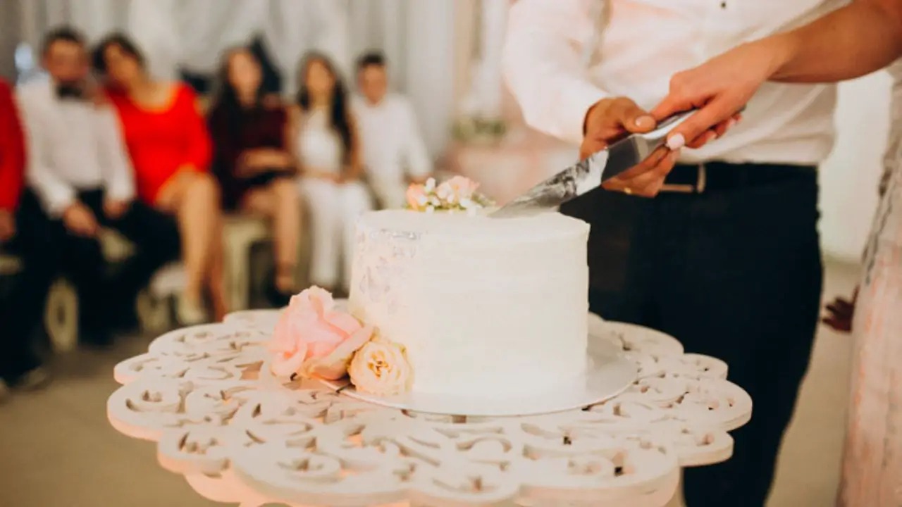 Bride-to-Be Upset After Sister-Baker Says No to Free Wedding Cake